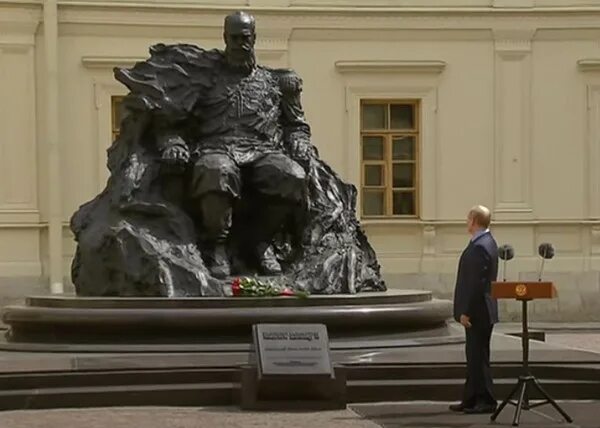 Новый памятник александру 3 в гатчине. Памятник александру 3 в москве у храма христа. Открытие памятника императору. Памятник александру iii в гатчине. Памятник александру 3 в гатчине.