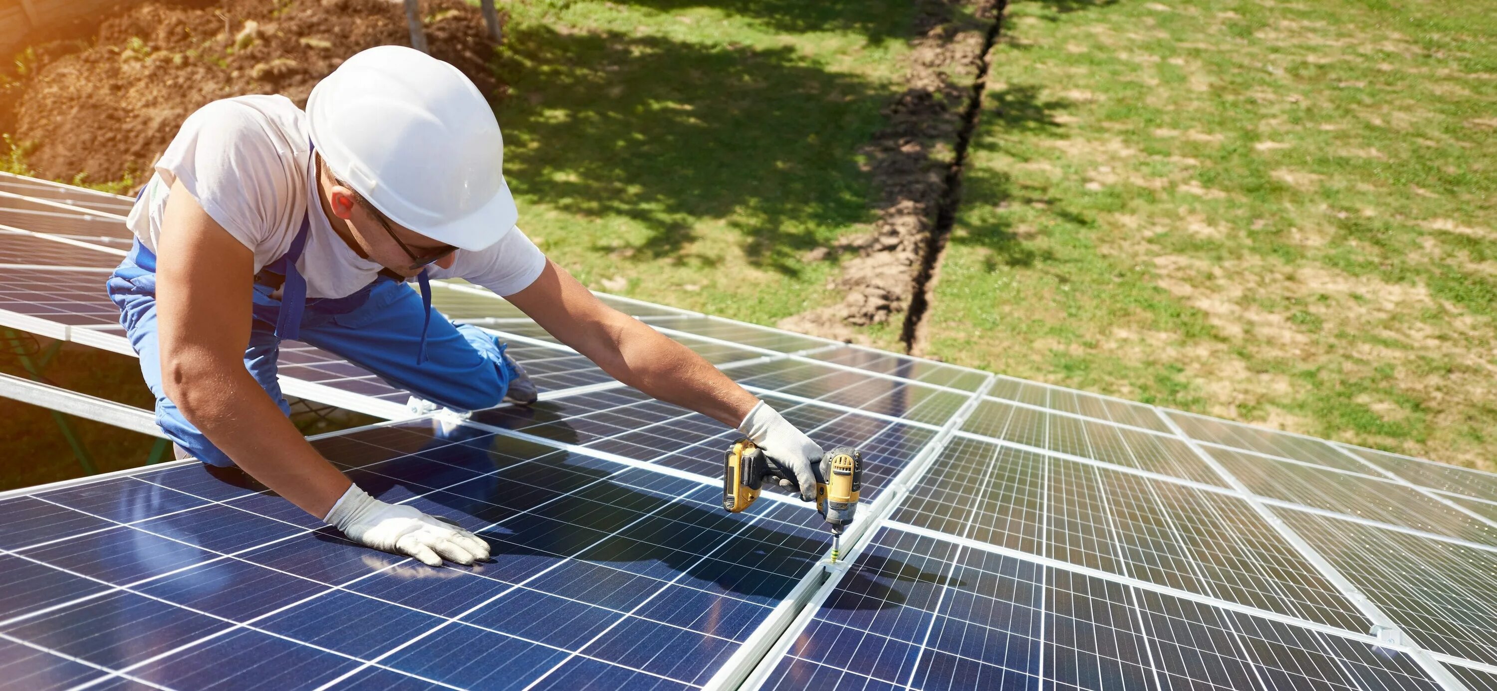 Solar Energy монтеры. Монтаж солнечных панелей. Ustanovka солнечные панели. Солнечные панели рабочий. Поверхности рабочие купить