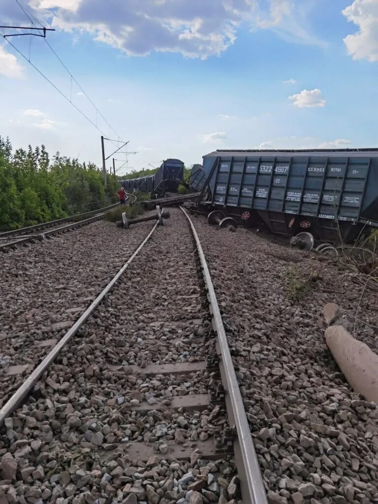 Что происходит на железной дороге. Сход вагонов. Грузовой поезд. Рельсовый вагон. Украинские вагоны.