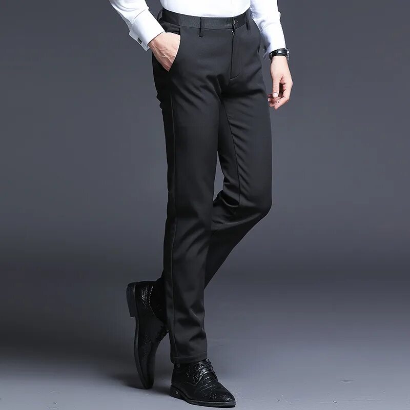 классические брюки для мужчин. классические брюки для мужчин. брюки мужские черные. брюки мужские классические. мужчина в классических брюках.
