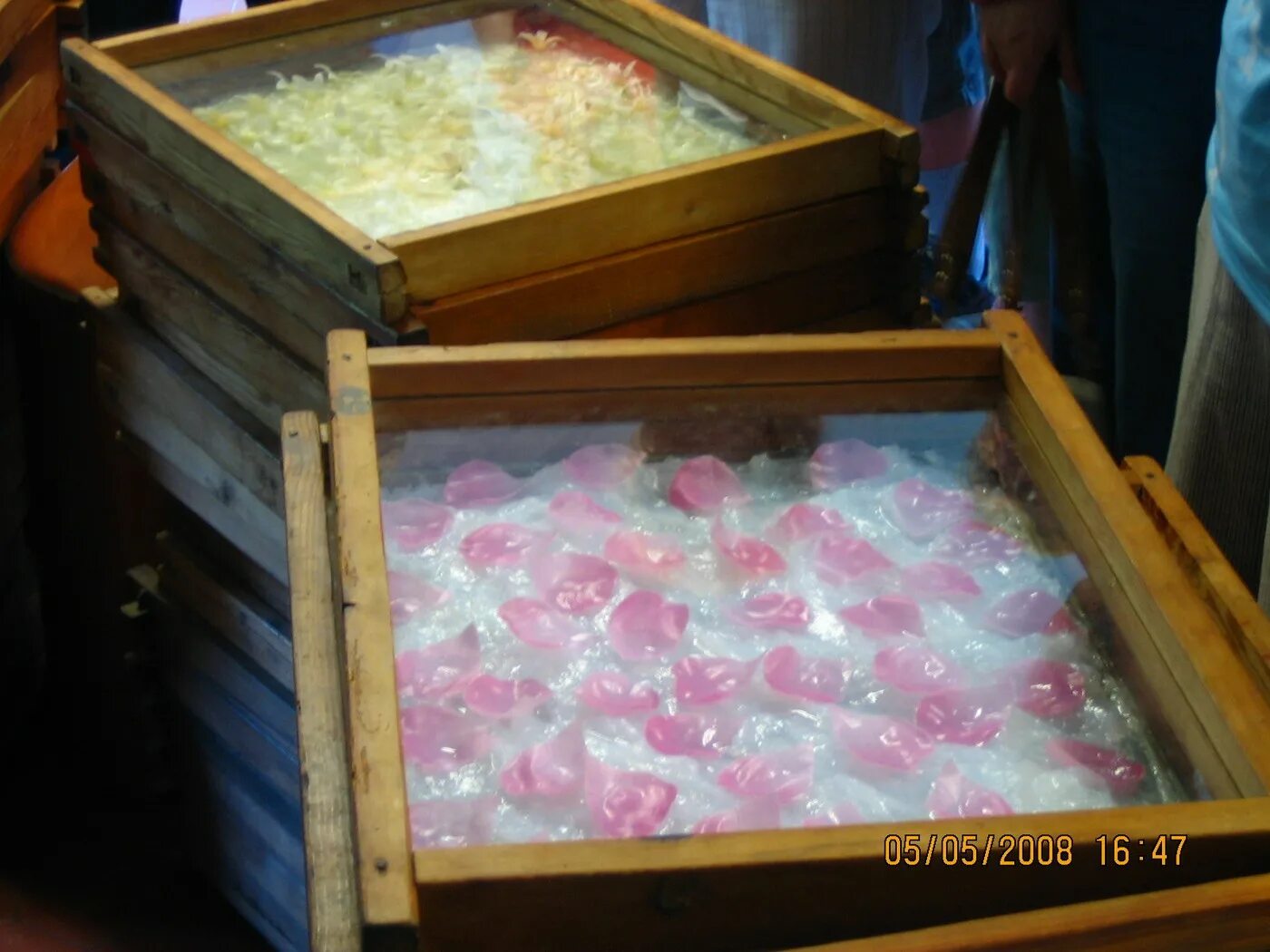 Анфлераж в парфюмерии. Парфюмер средние века. Анфлераж в парфюмерии. Производство эфирных масел методом анфлераж. Эфирные масла анфлюранж.