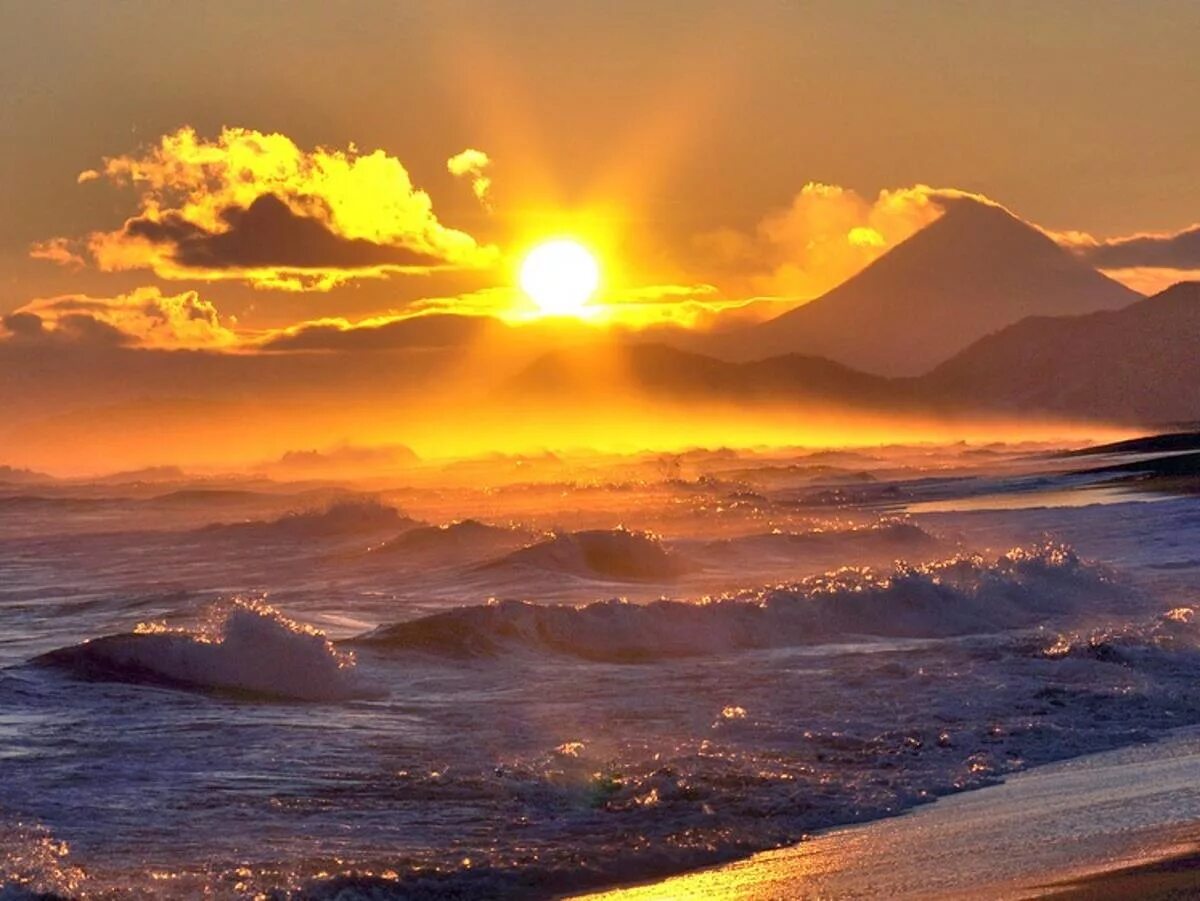 Халактырский пляж камчатка. Рассвет солнца. Восход в горах. Восход солнца на востоке. Пейзаж рассвет.