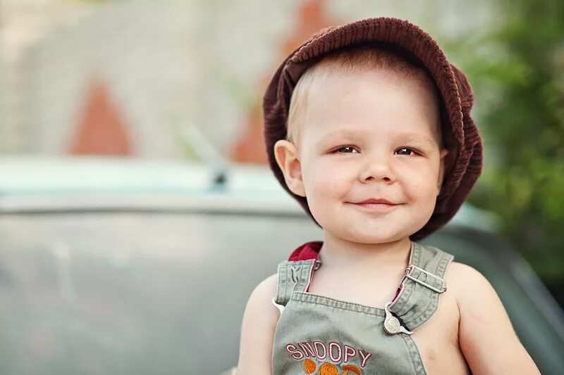 Мальчик в кепке. Дети рэперы. Маленький хулиган. Мальчик хулиган. Маленький хулиган.