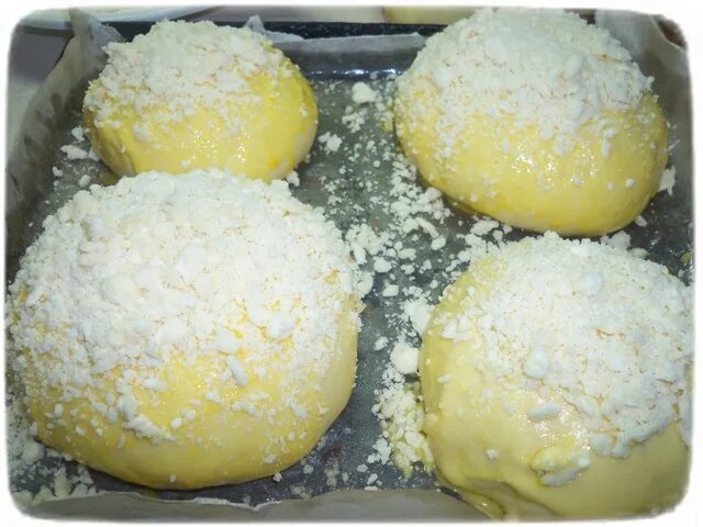 Булочка с посыпкой. Булочка с посыпкой. Посыпка для булочек из. Булочки с посыпкой из масла сахара и муки. Мука сахар масло посыпка для булочек.