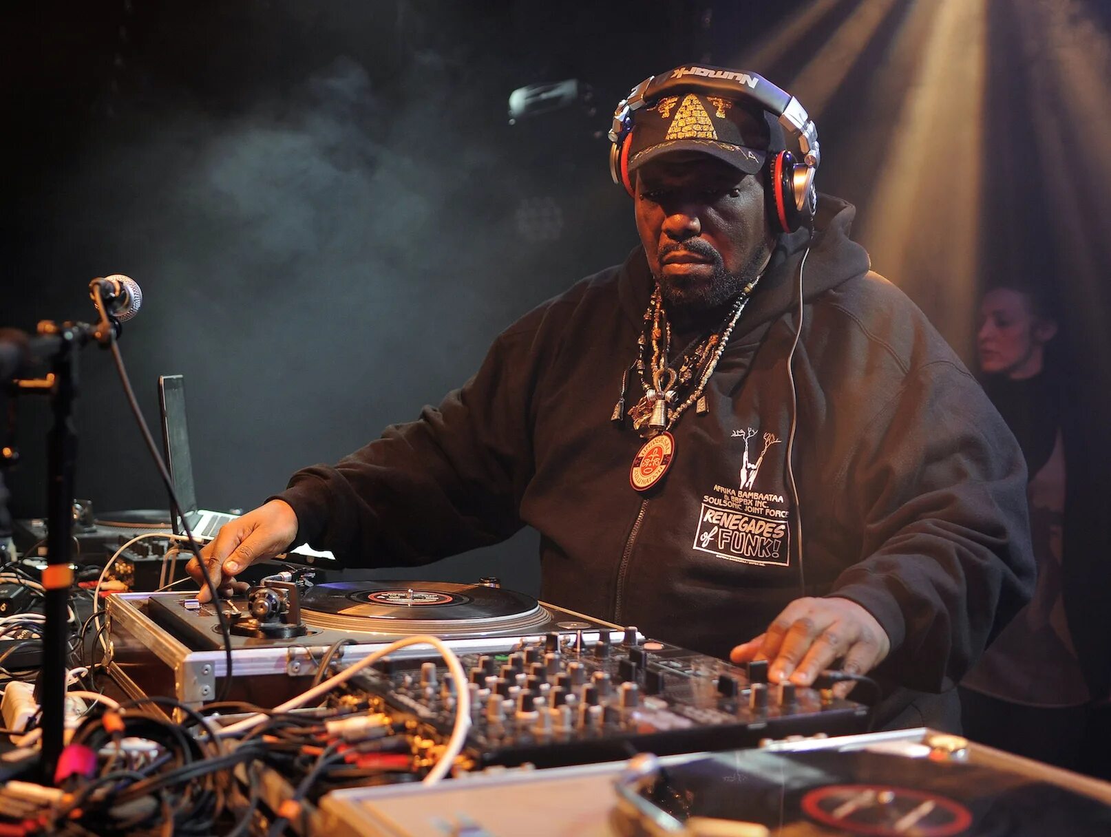 Afrika bambaataa. Африка Бамбата в молодости. DJ Африка Бамбата. Afrika Bambaataa 80. Afrika Bambaataa о хип-хоп.