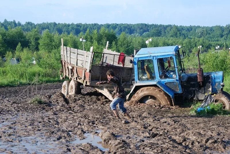 Трактор МТЗ 80 по грязи. Трактор МТЗ 80 грязный. Трактор Беларусь в грязи. Пустые холмы 2009 трактор.