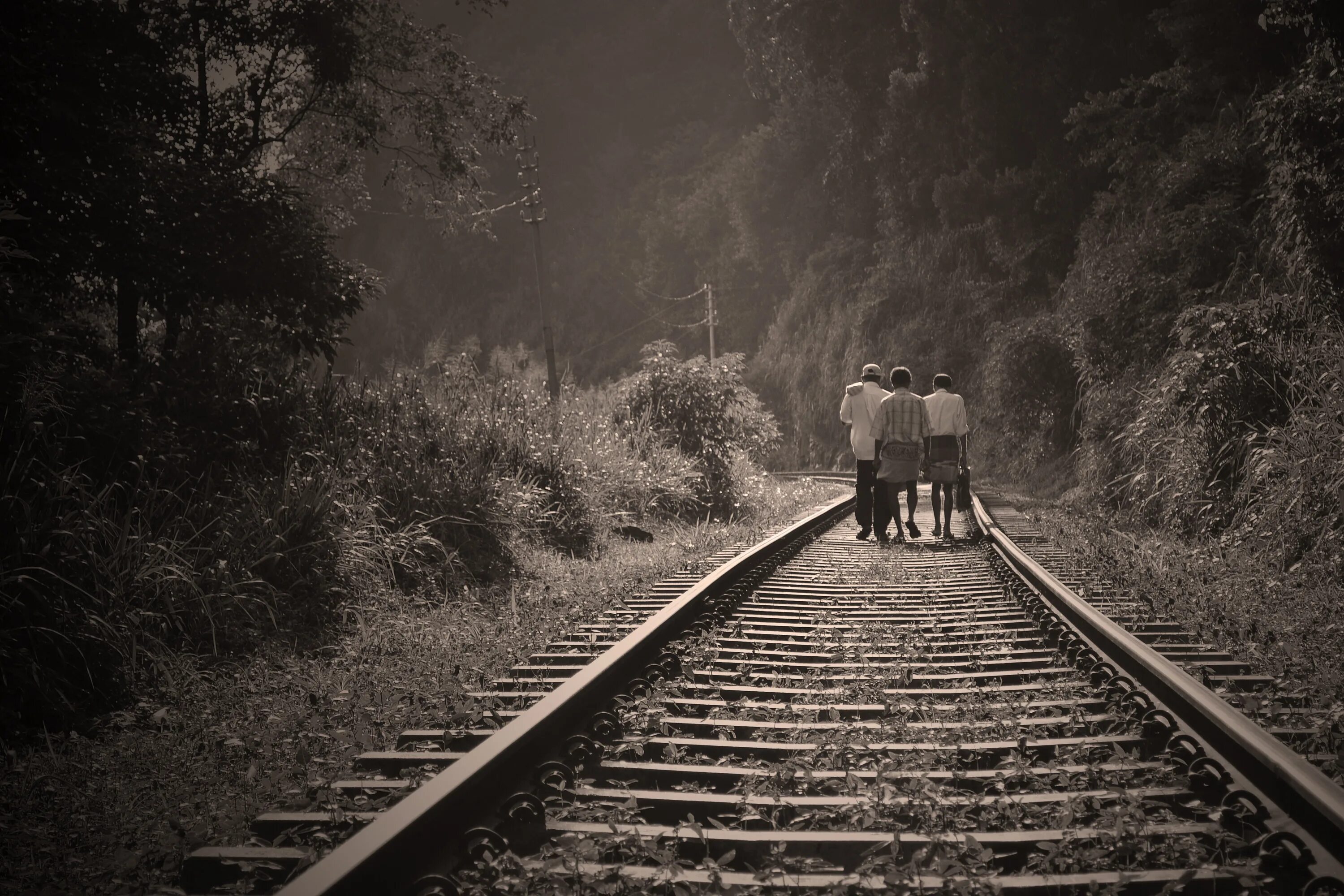 Мужчина железная дорога. Фотосессия на железной дороге. Идет по рельсам. Человек идет по железной дороге.