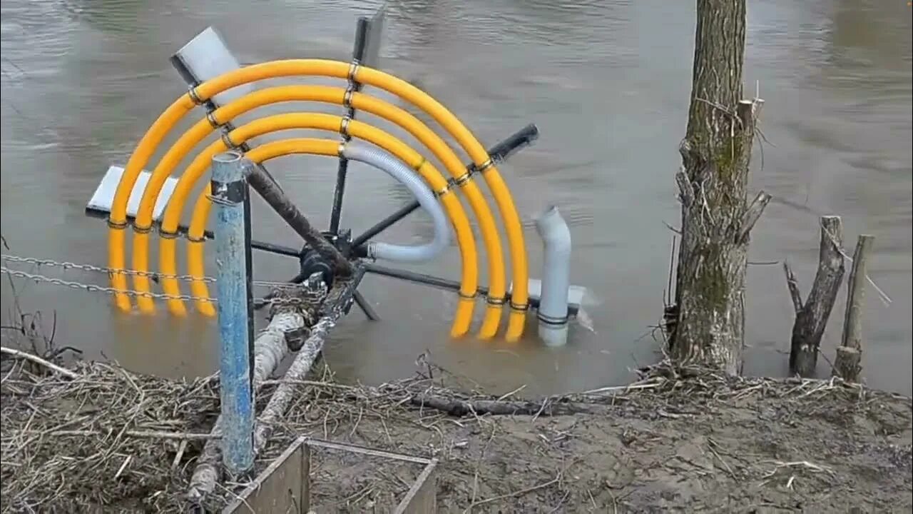 Подъем воды в белой. Насос для перекачки воды без электричества. Водяной насос без электричества. Водный насос без электричества. Колесо для подъема воды.