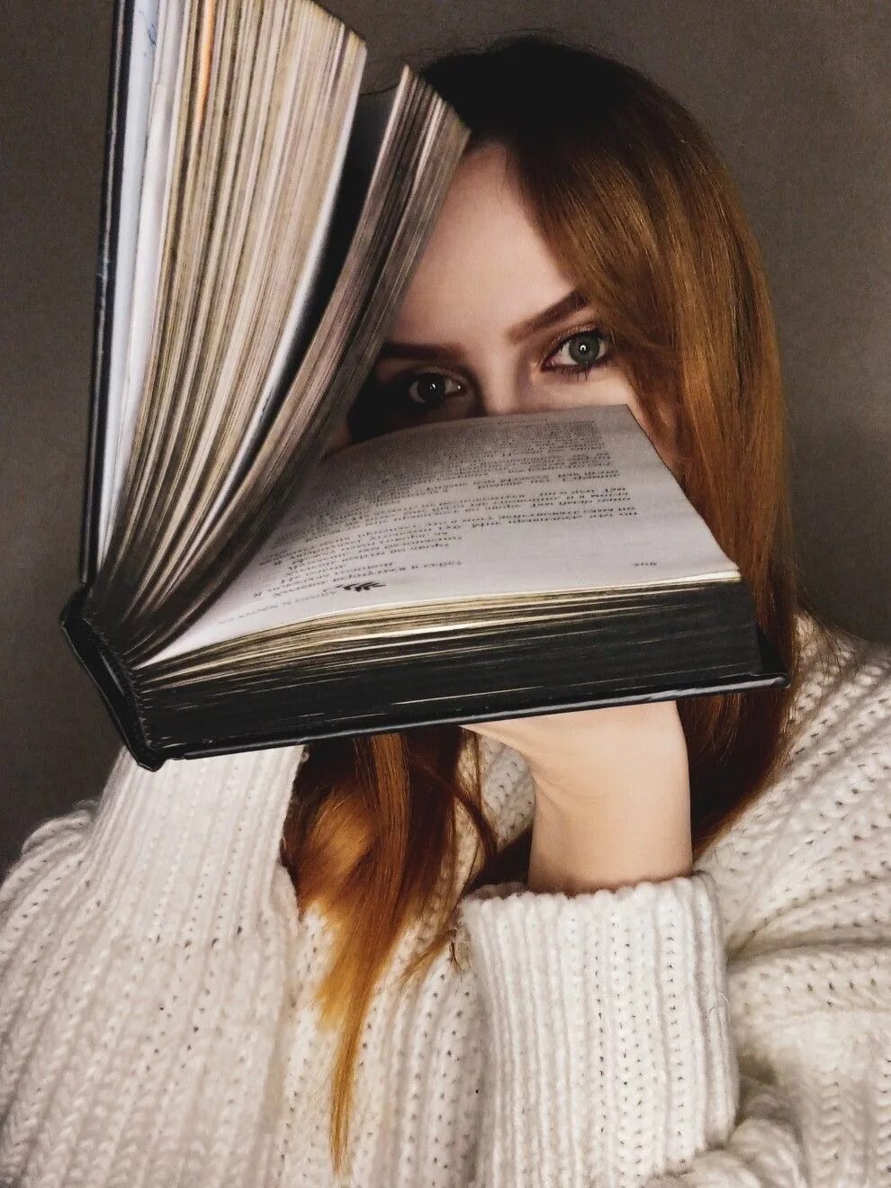 Девушка с книгой. Фотосессия с книгами. Фотосъемка книга. Девушка с книгой фотосессия. Девушка с книгой фотосессия.