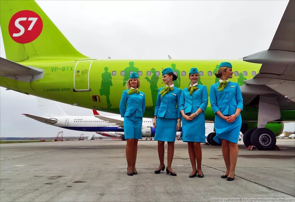 Стюардессы s7 Airlines Новосибирск. Авиакомпания Сибирь s7 униформа. Авиакомпания s7 Airlines бортпроводники. S7 Airlines Бортпроводник.