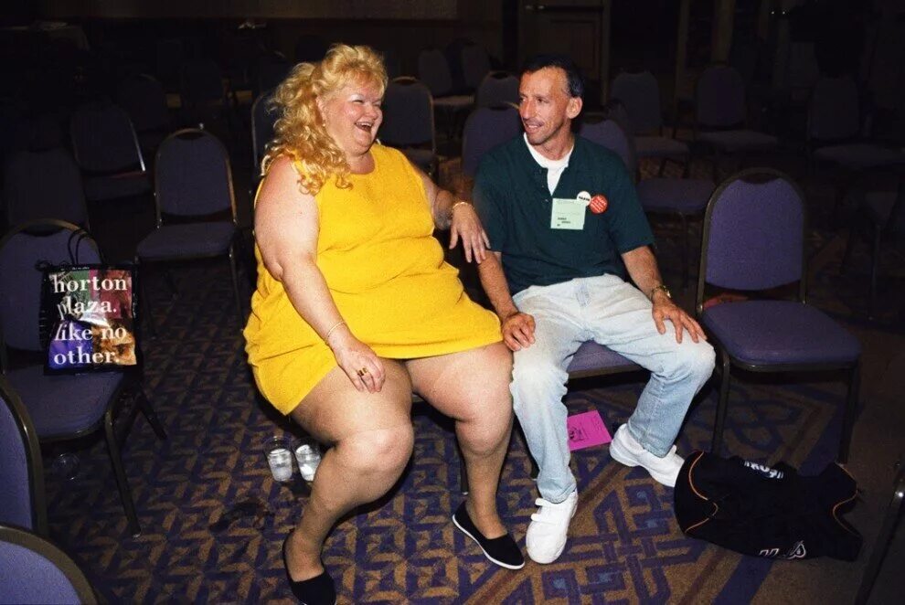 Толстая деревенская девушка. Толстуха на корпоративе. Вечеринка толстых женщин. Пьяные толстушки. Толстые девушки с деревни.