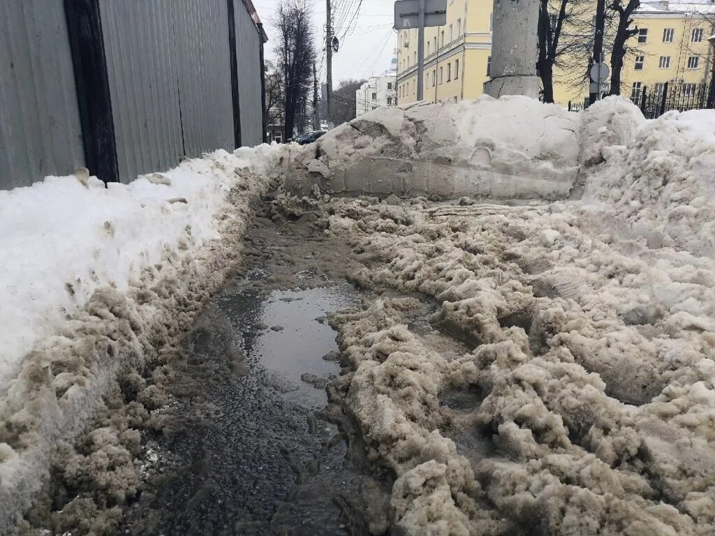 Грязный сугроб. Грязный снег. Загрязнение снега. Неубранный снег.