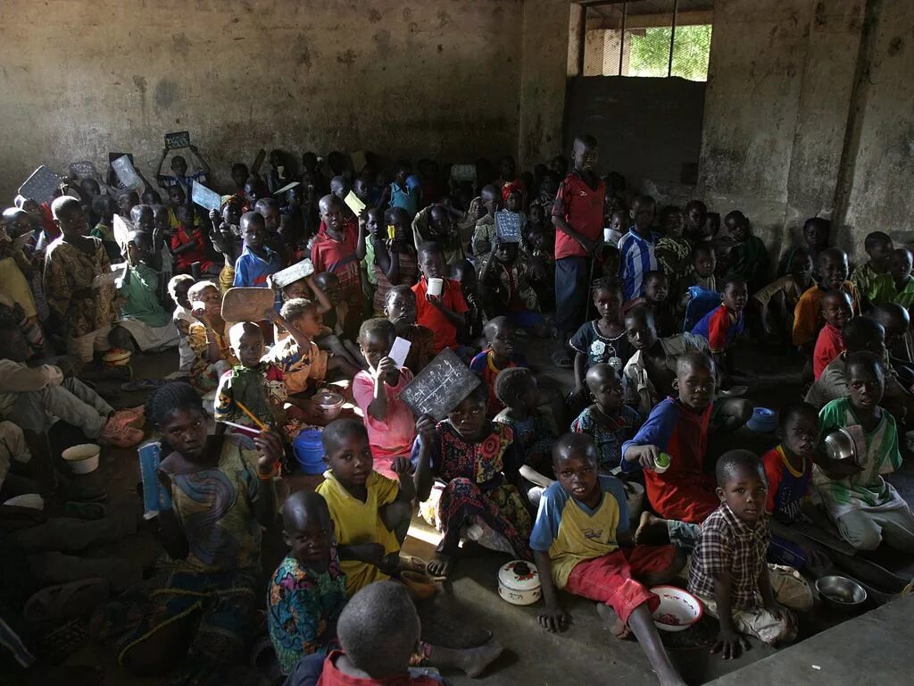 Самое бедное государство. Центральная Африканская Республика бедность. Школа в Африке.