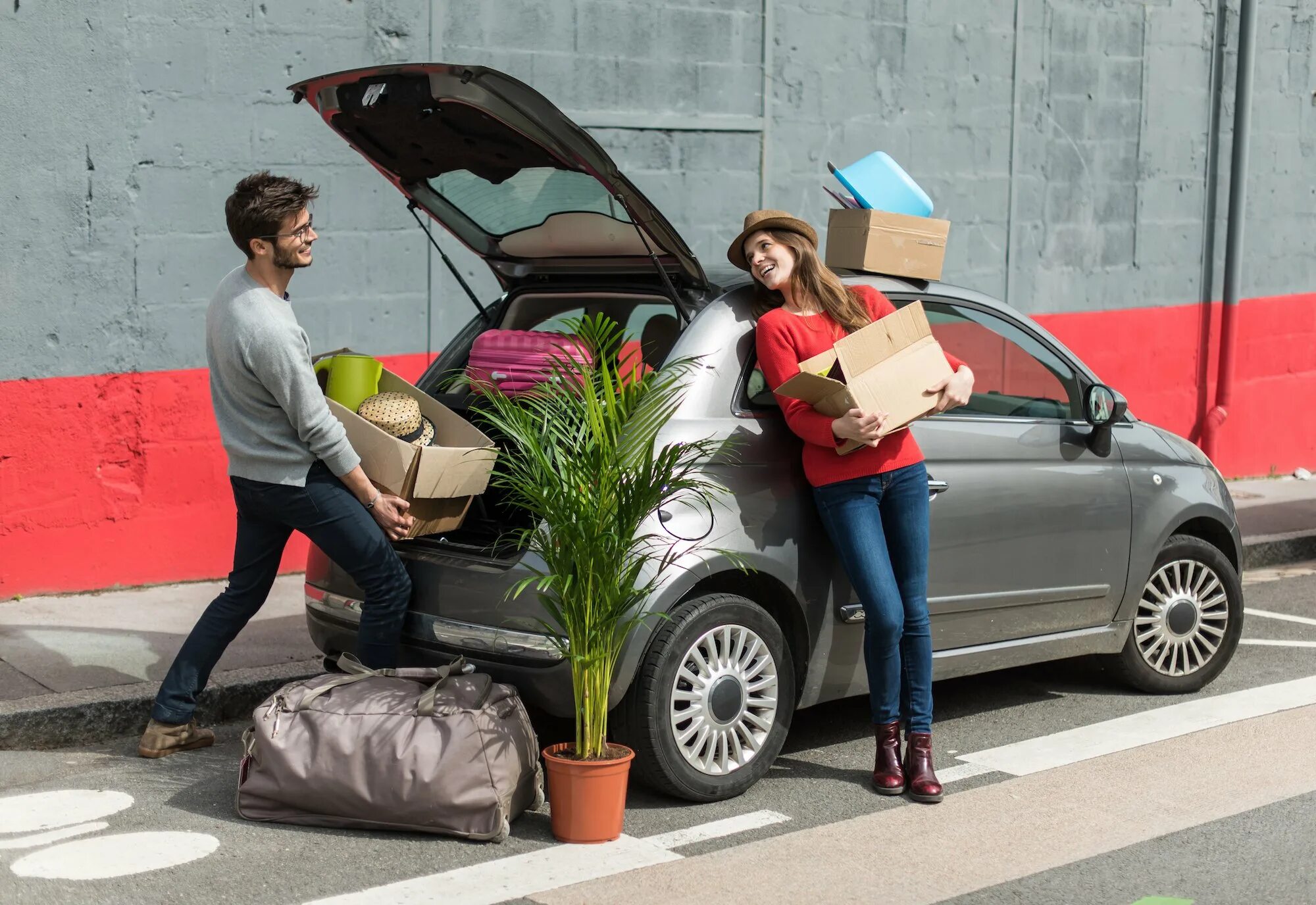 She to work by car. Переезд человека автомобилем. Семья переезжает. Семья переезд машина.