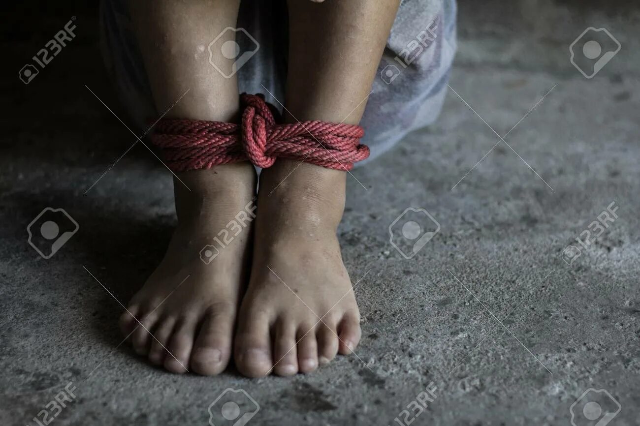 Связанные веревкой дети. Связанная девушка маленькая. Связанная девочка. Связанная девушка маленькая. Связанная девушка маленькая.