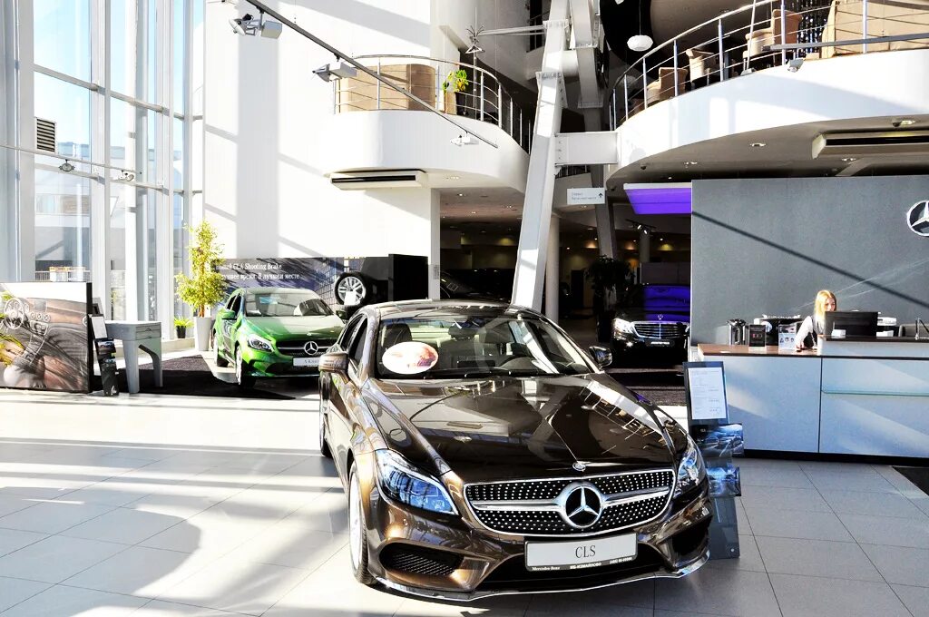 Мерседес бенц в880св77. Мерседес бенц 114. Мерседес cls 63 amg ночью. Mercedes москва. Автосалон мерседес.