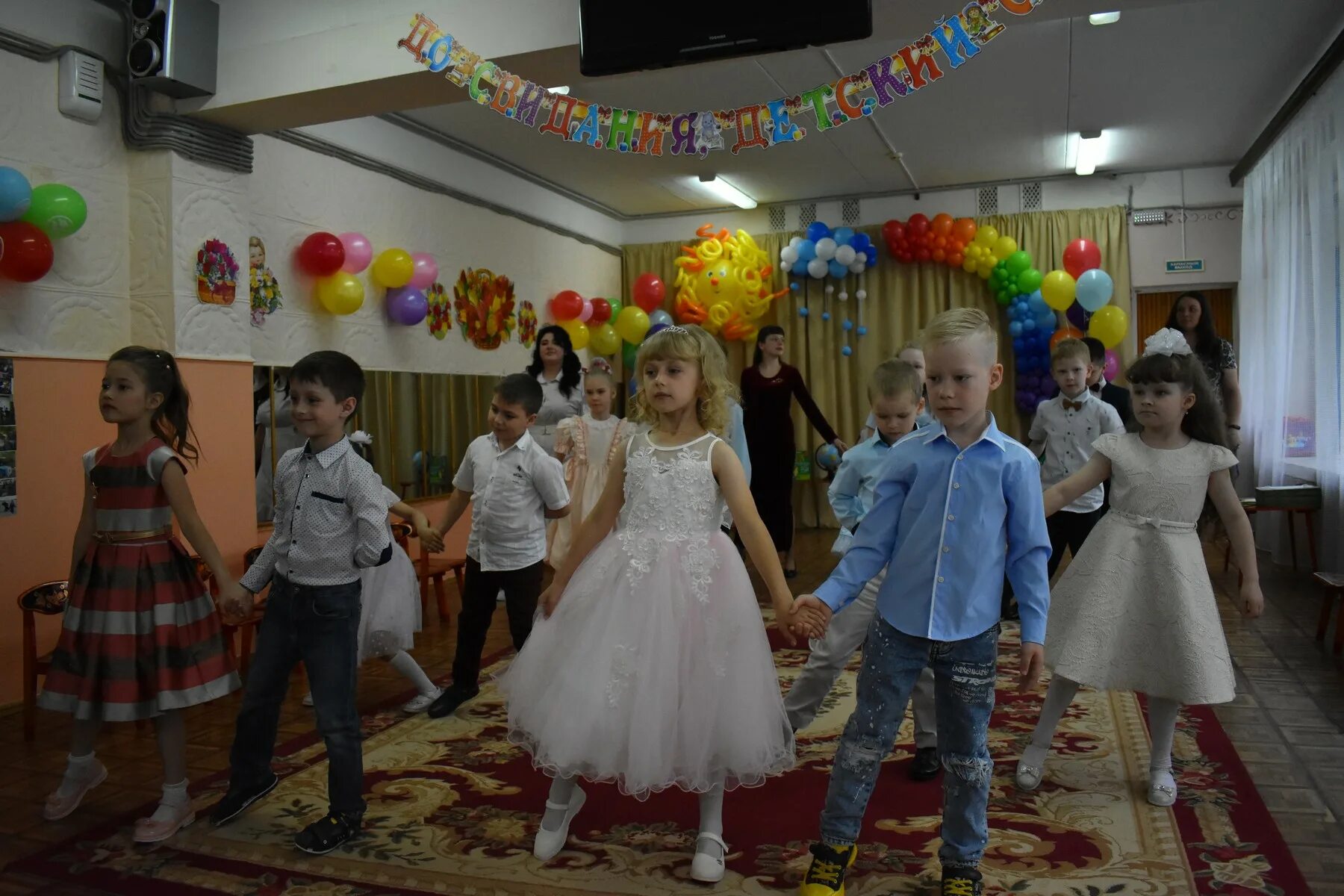 выпускной 2019 садик звёздный. выпускной в садике. выпускной в детском саду в стиле звезды. выпускной в детском саду 2023. платье на выпускной в детский сад.