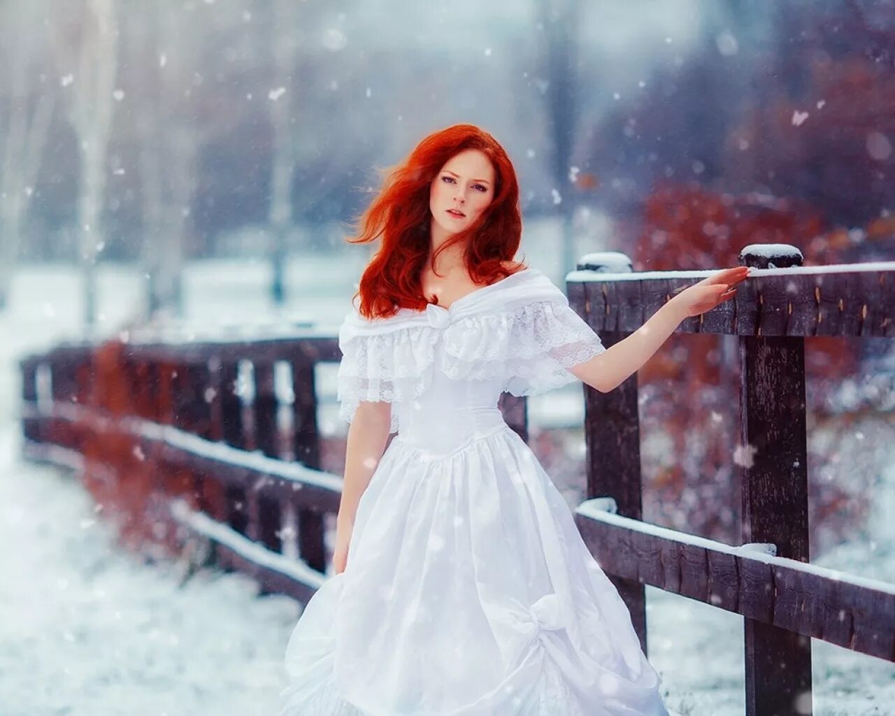 рыжая девушка в белом платье. рыжая девушка в белом. рыжая девушка в белом платье. рыжеволосая катрин кюн. рыжая девушка в белом.