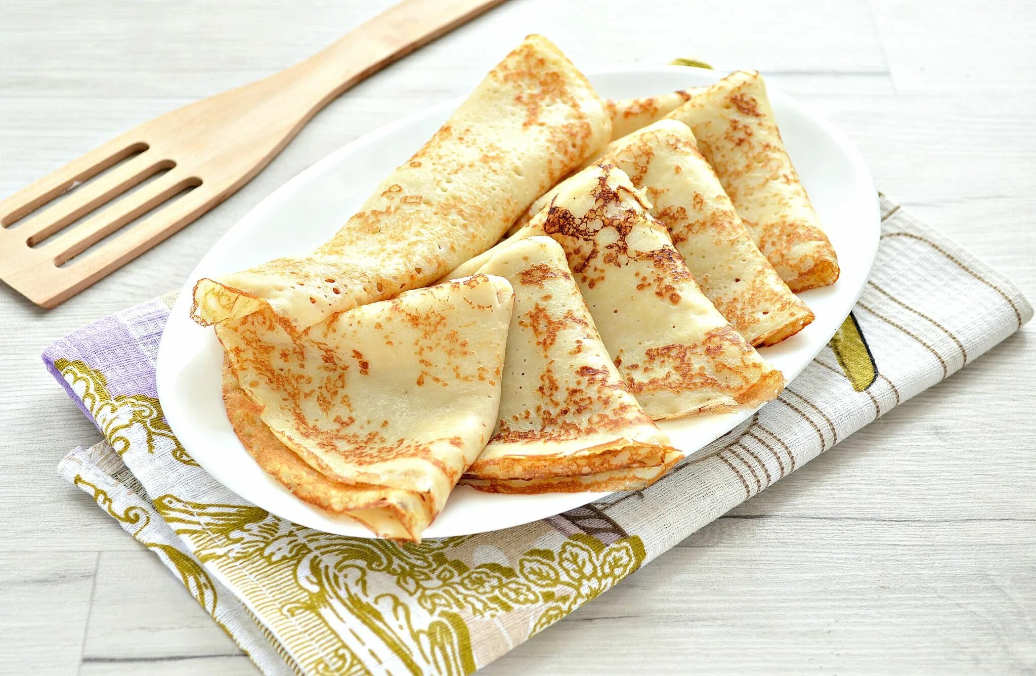 тоненькие блинчики. тонкие блины с начинкой. тонкие блинчики. блины домашнего приготовления. блины на молоке.