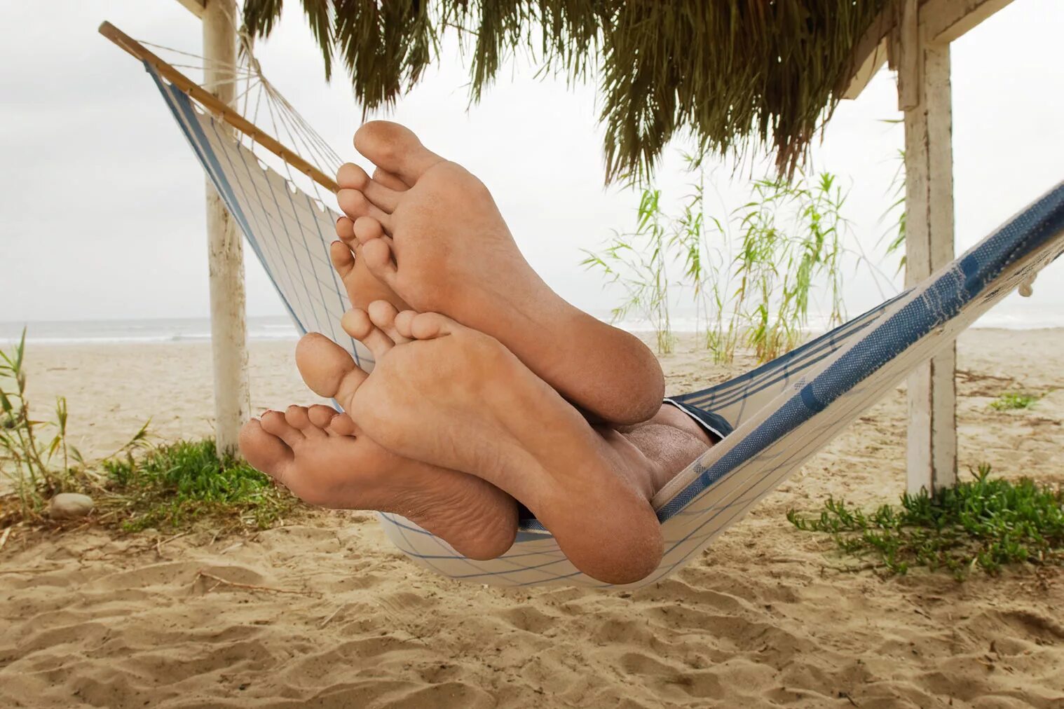 Feet relax. Девушка в гамаке ноги. Гамак для ног. Женские ножки в гамаке. Гамак ноги пляж.