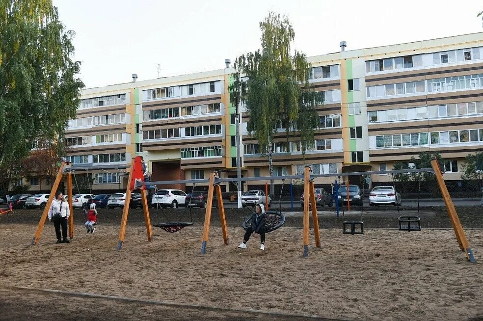 Камера дворов нижнекамска. Наш двор Нижнекамск. Химиков 20 Нижнекамск. Наш двор Нижнекамск район. Благоустроенный двор Нижнекамск.