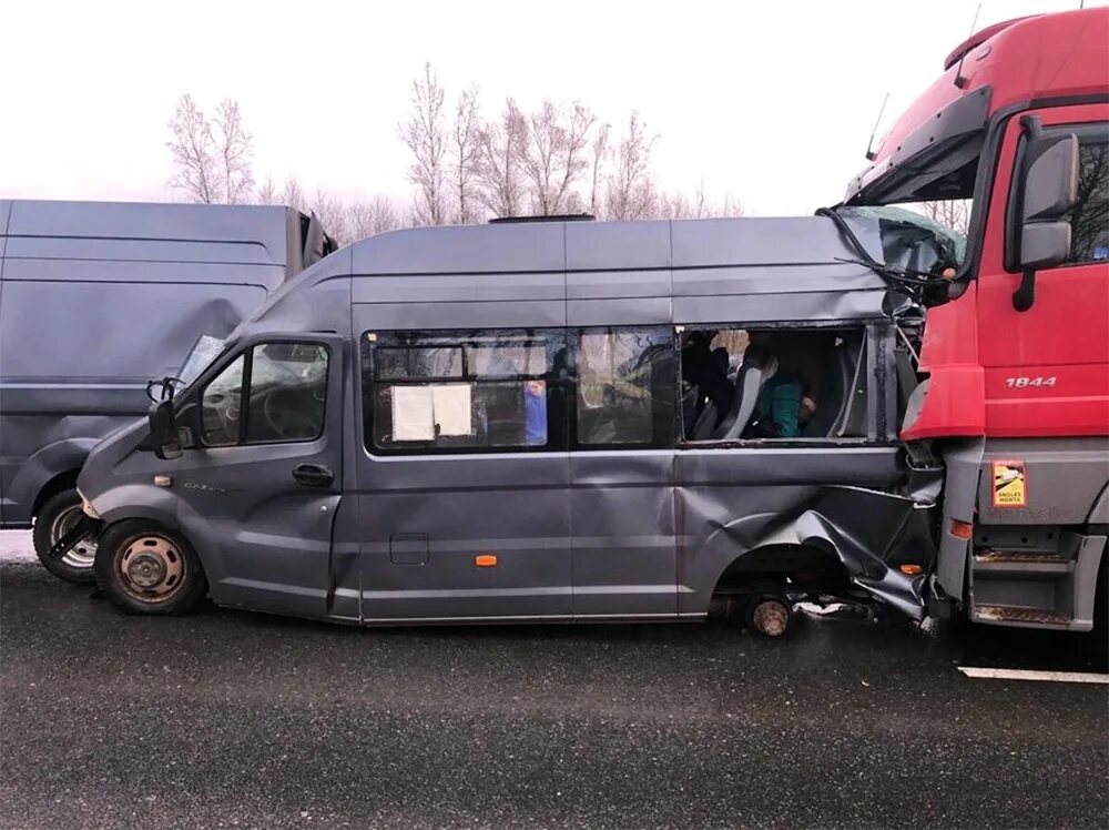 Происшествия в смоленской области. Микроавтобус. Авария на трассе м1 12 декабря 2022. Авария на Смоленской трассе.