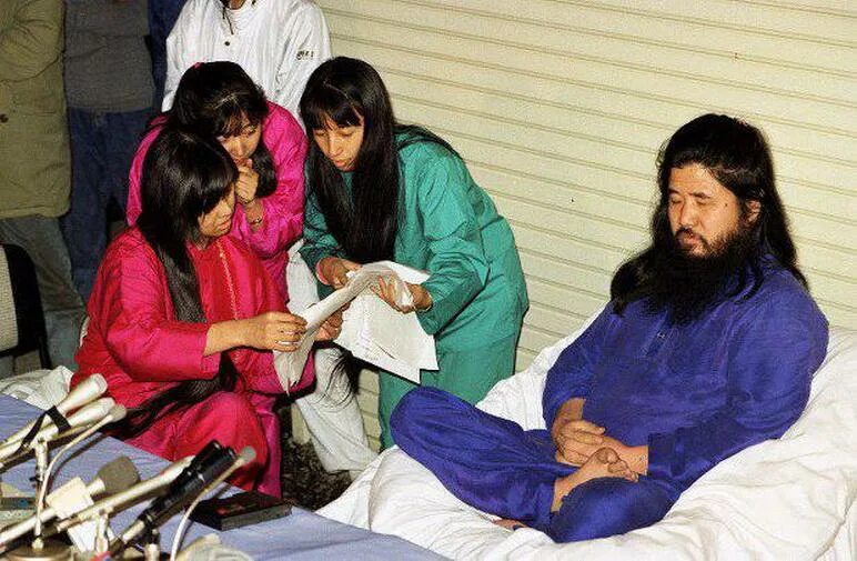 Сёко асахара. Лидер секты аум синрике. Аум синрике лидер. Далай лама и секо асахара. Асахара аум синрике.