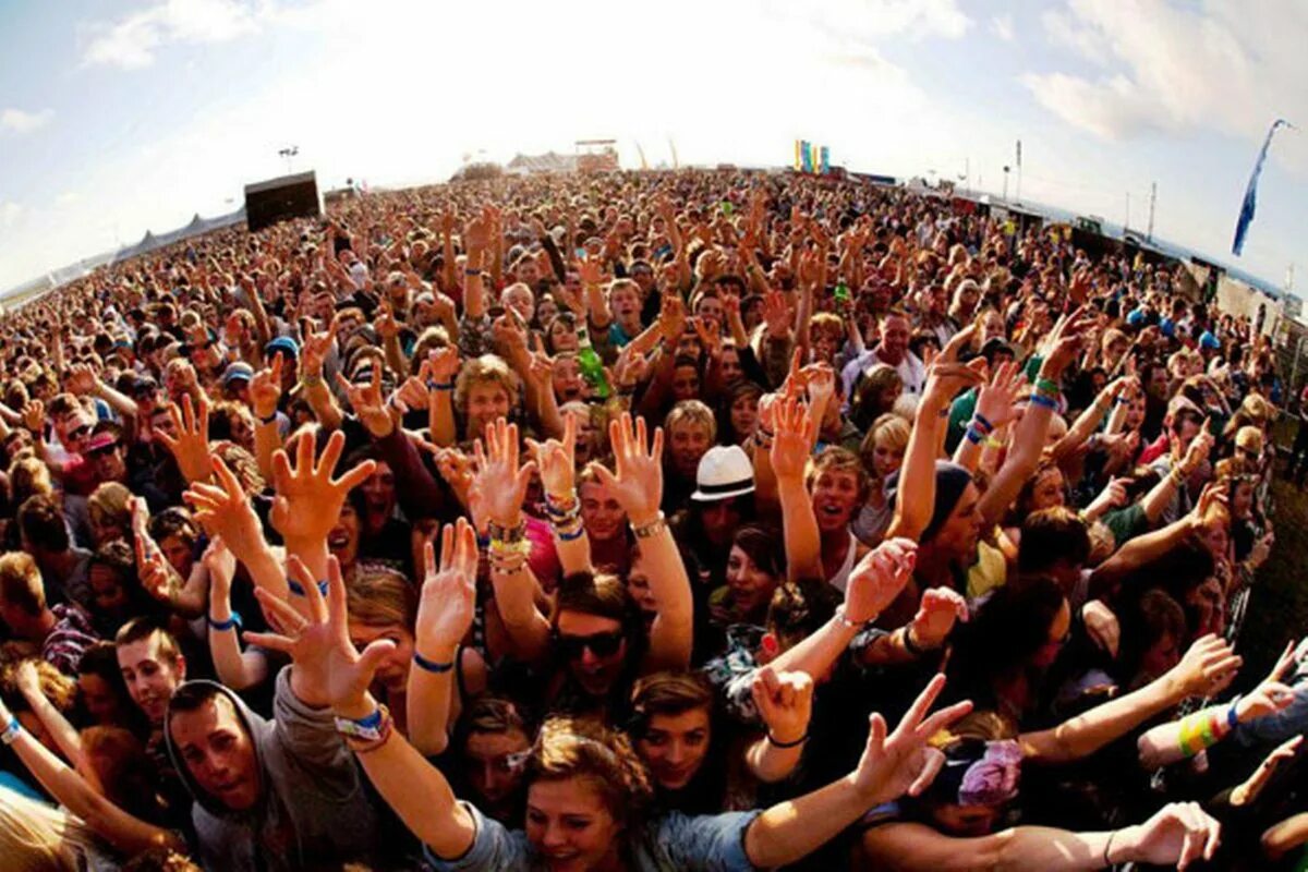 Толпа народа. Человек толпы. Толпа народа. Coachella 2014. Толпа радостных людей.