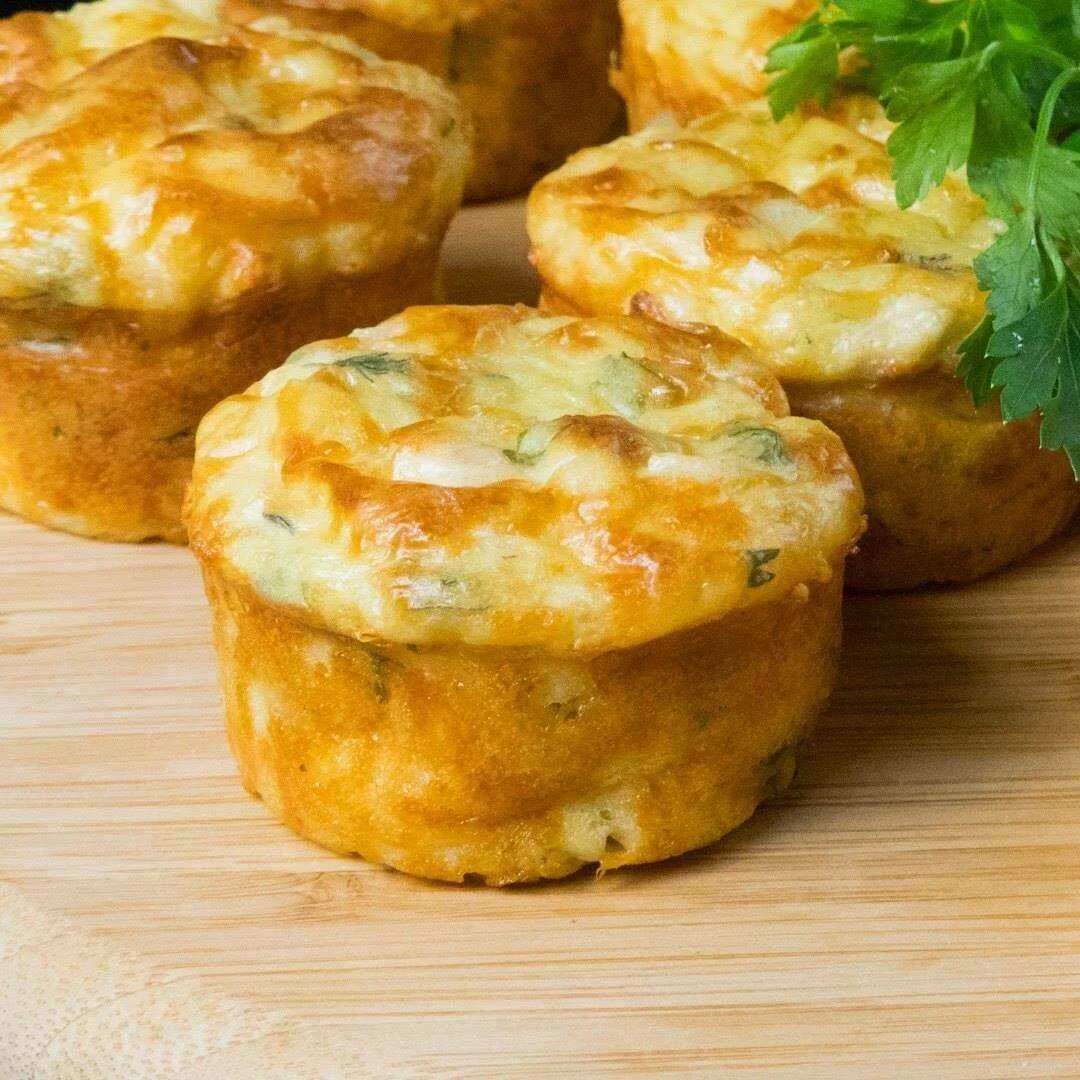 Куриные маффины. Сырные маффины. маффины с курицей и сыром. куриные маффины с сыром. маффины из курочки.