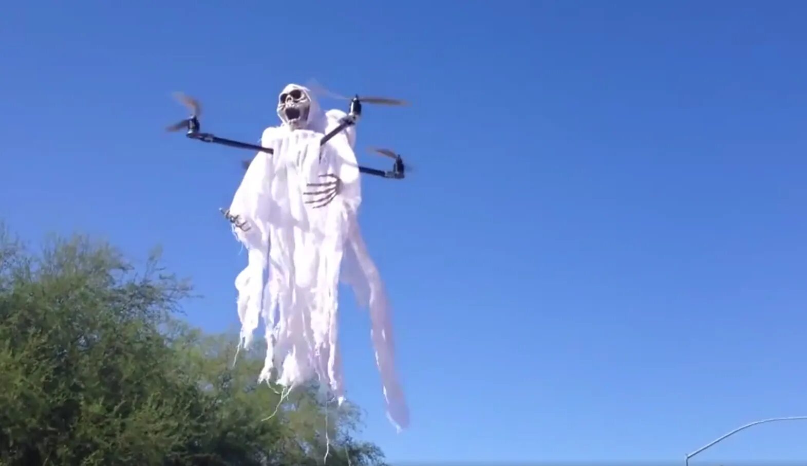 Летающий призрак. Призрак летает. Летающий призрак. Призрак летает. Летающее приведение.