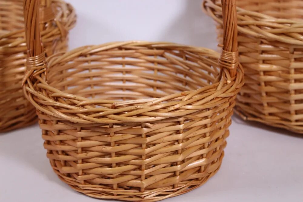 Корзина из ивы. Корзина из ивовых прутьев. Корзинки из ивы. Корзина из ивы. Плетеная корзина из ивы.