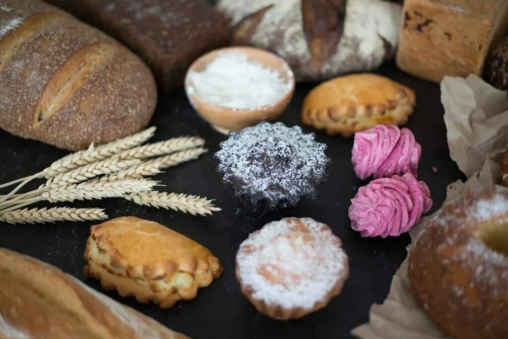 пекарня калач. торт из хлеба с маслом. заказ хлеб да калач. хлеб в ресторане. хлеб да калач.