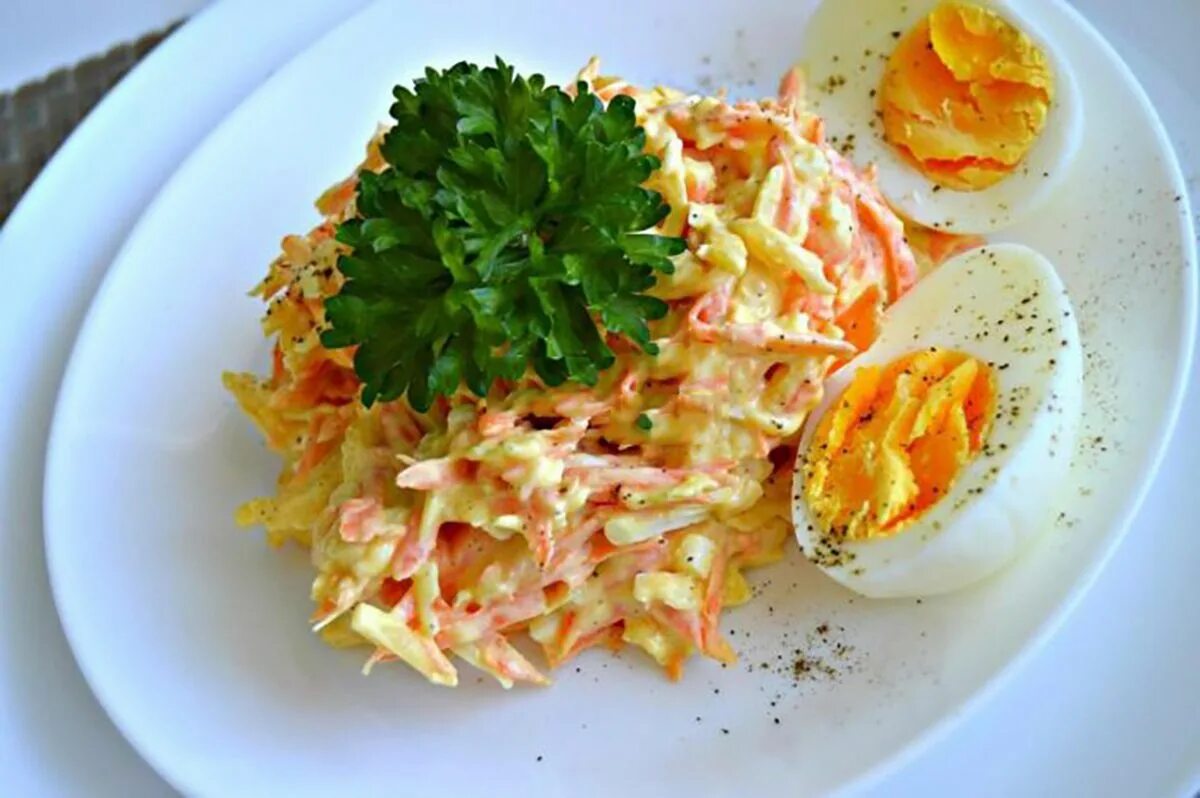 Французский салат. Морковный салат с яйцом. Салат морковь с сыром. Салат с морковкой сыром яйцом.