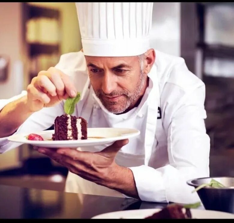 Повар с блюдом. Красивый повар. Биография кулинара. Поль бокюз повар. Злой повар.