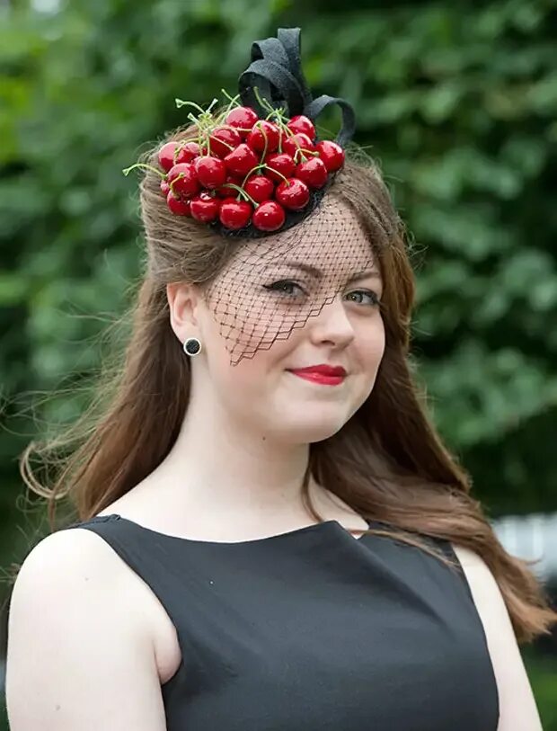 Ягодка жен. Шляпка с ягодами. Шляпка "Ягодка". Шляпка вишни. Необычные шляпы.