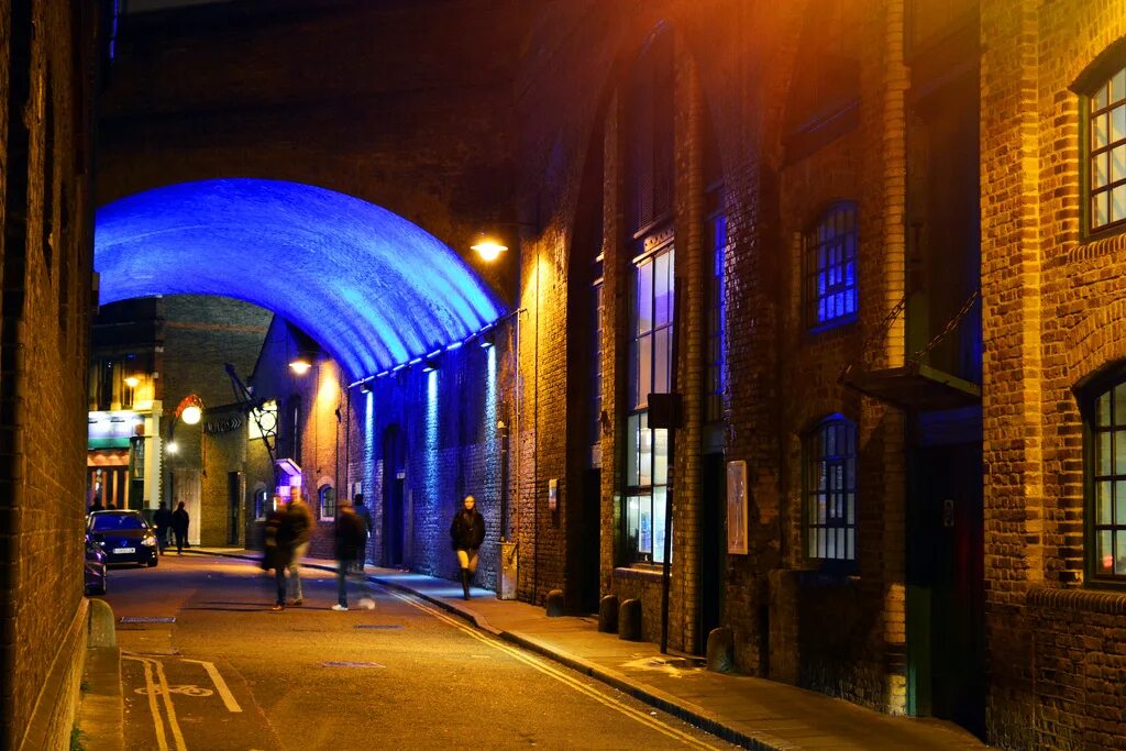 London lights. Улицы Лондона ночью. Ночь в музее Лондон. Внутренний двор ночь Лондон. Дырявый стрит.