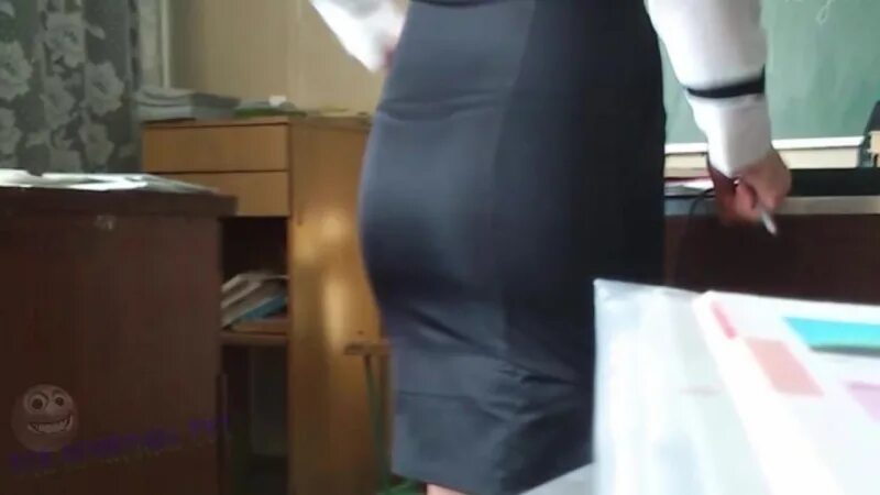 Учительнице залезли