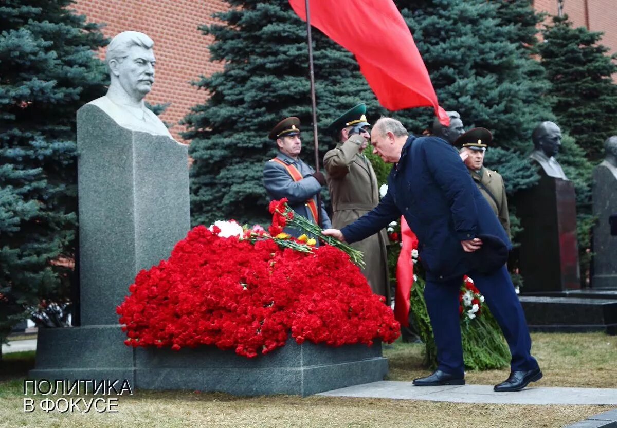 Сталин никогда не бывал в калининграде. Памятник Сталина в Москве. Иосиф Виссарионович Сталин памятники. Памятник Сталину (Минск). Памятник Сталину в Москве у Кремля.