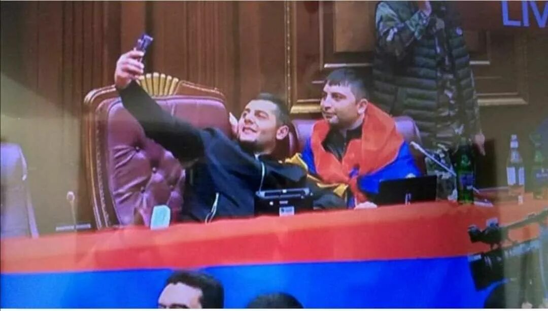 Вооруженные люди ворвались в полицию в ереване. Капитуляция Армении. Захват парламента Армении. Селфи в армянском парламенте. Курит в армянском парламенте.