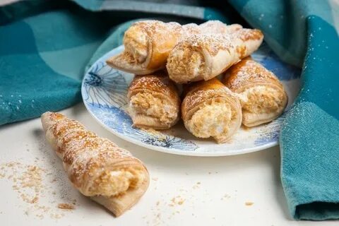 Трубочки с белковым кремом из слоеного теста