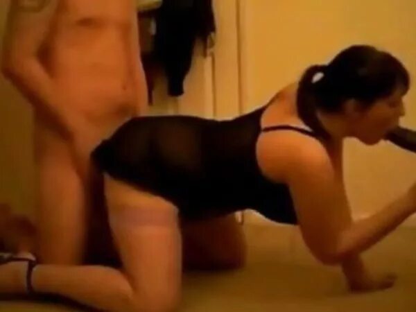 Сучка сосет фаллос сидя на полу | порно и секс фото с молоденькими 
