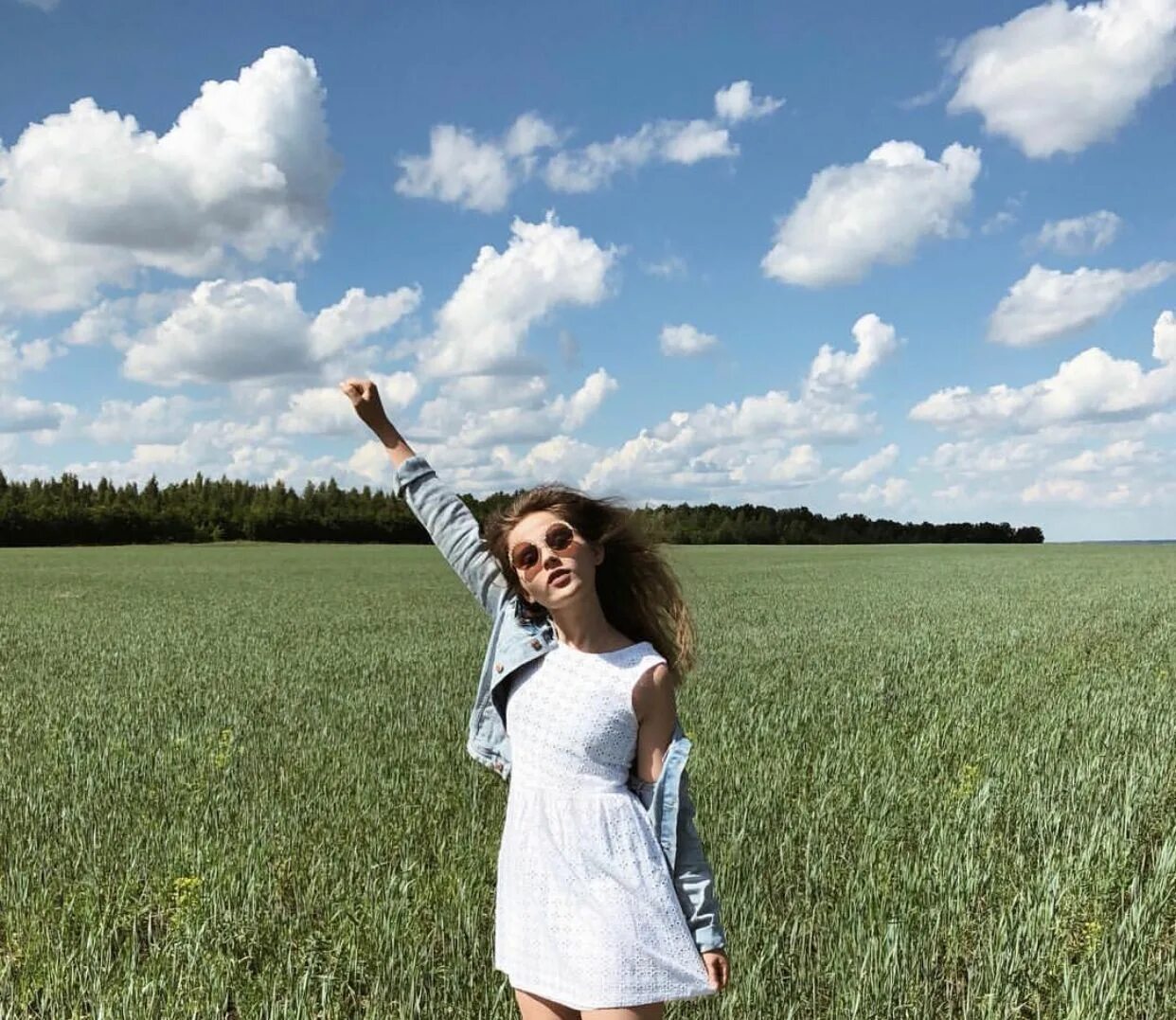 Идеи фотосессии для лета. Красивые селфи на природе. Селфи на природе летом. Съемка на природе. Оригинальные идеи для фотосессии на природе летом.