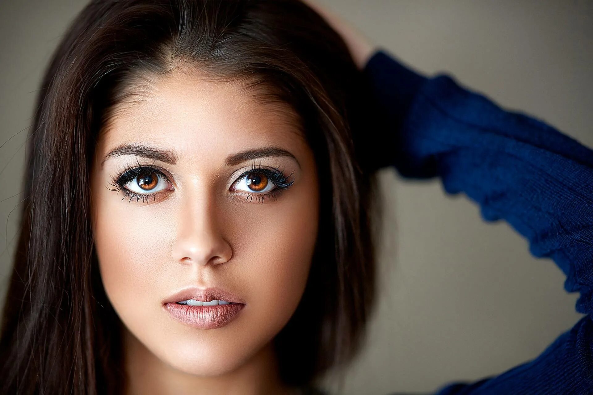 лицо девушки. брюнетка с голубыми глазами. брюнетка с красивыми глазами. брюнетка с красивыми глазами. брюнетка с голубыми глазами.