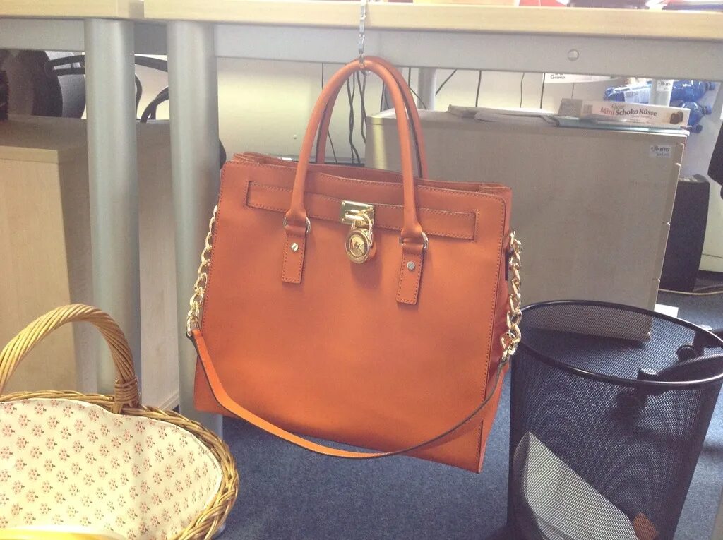 Сумки италия карло сальвателли scervino. Sasha marchetti сумки. Сумка шанель с платком. Аутлет брендовых сумок. Фурла сумки аутлет пулково.