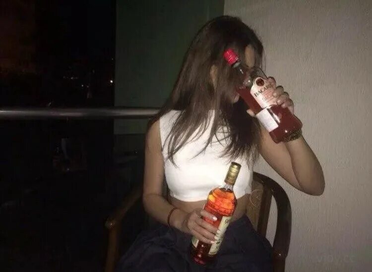 Пьяные девушки бутылка. Красивая девушка бухает. Девушка пьет. Девушка с бутылкой. Пьяные девушки бутылка.