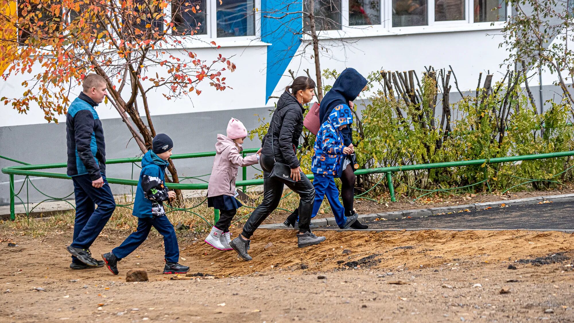 Люди покидают землю. Эвакуация детей из школы. Чита школы заменировали. Заминировали школу.