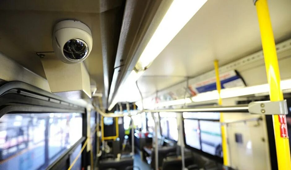 Видеонаблюдение на транспорте 969. Видеонаблюдение в автобусе. Система видеонаблюдения в автобусе. Видеокамера в автобусе.