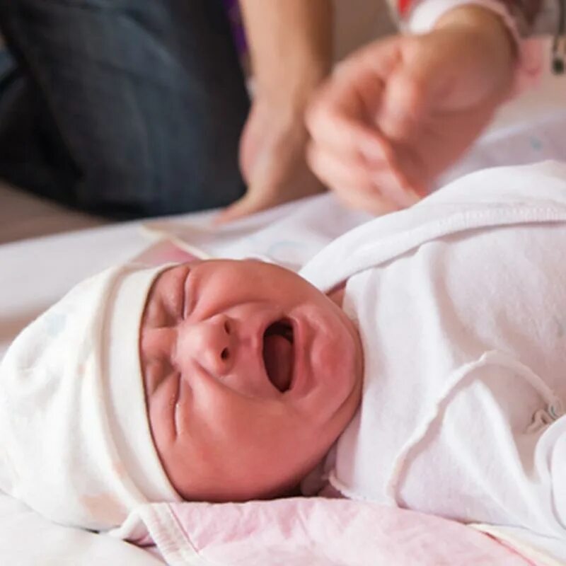 Новорожденный ребёнок кряхтит. Новорожденный ребёнок кряхтит и тужится. Новорожденный ребёнок кряхтит. Ребёнок кряхтит и выгибается. Новорожденный ребенок постоянно кряхтит.