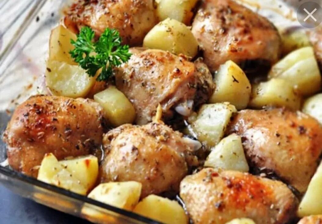 Вкусные куриные бедра в духовке с картошкой