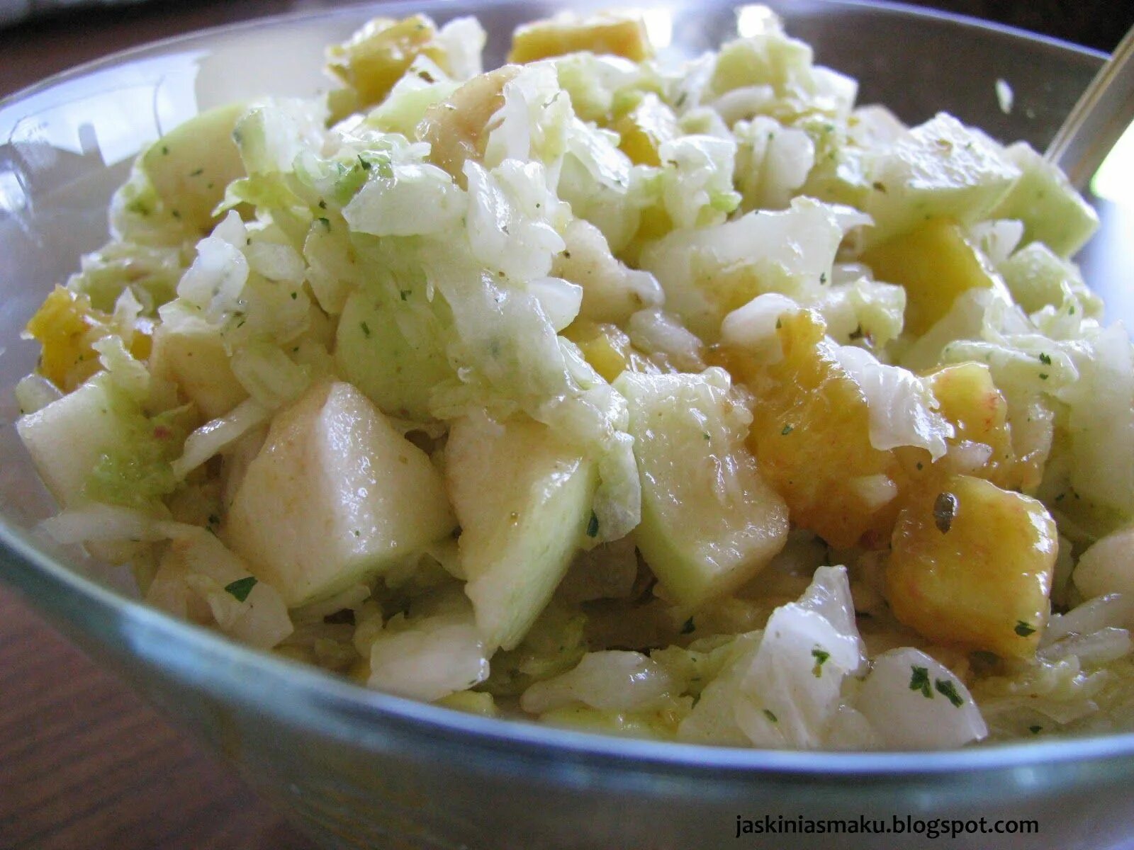 Салат пекинский с курицей. Пекинская капуста с ананасом и кукурузой. Салат с пекинской капустой и курицей и огурцом. Салат с кальмаром ананасом пекинской капустой и. Салат из пекинской капусты с майонезом без курицы.